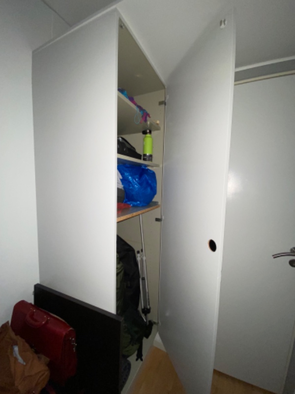 Flytning af 4 indbygningsskabe til andet rum. Sidder ikke fast i væg men gulvlister går udenom.