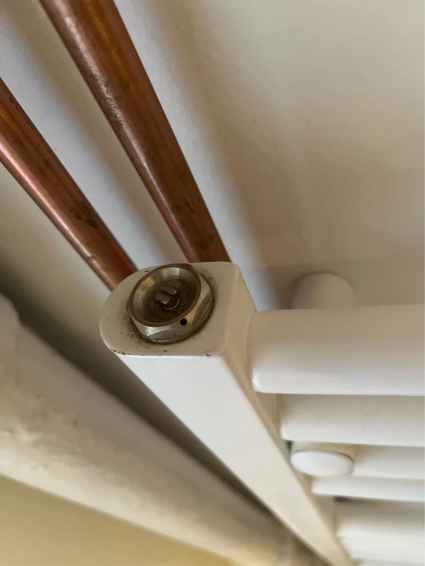 Udluftning af håndklædetørrer, der er monteret ‘upside down’