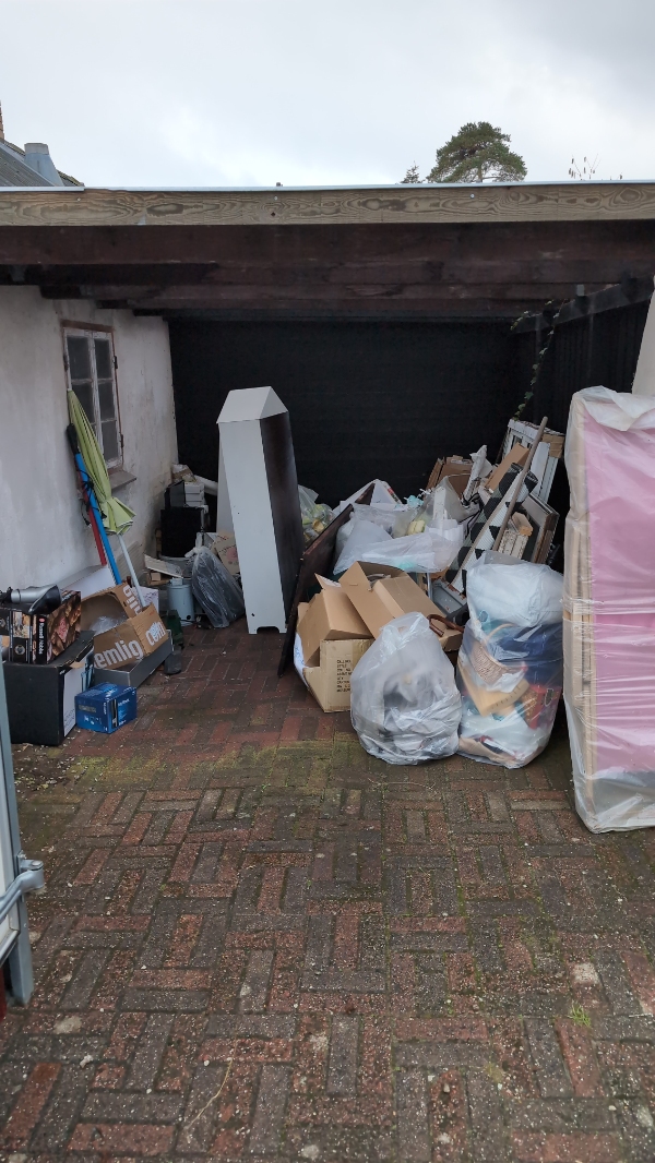 Garage fyldt med storskrald