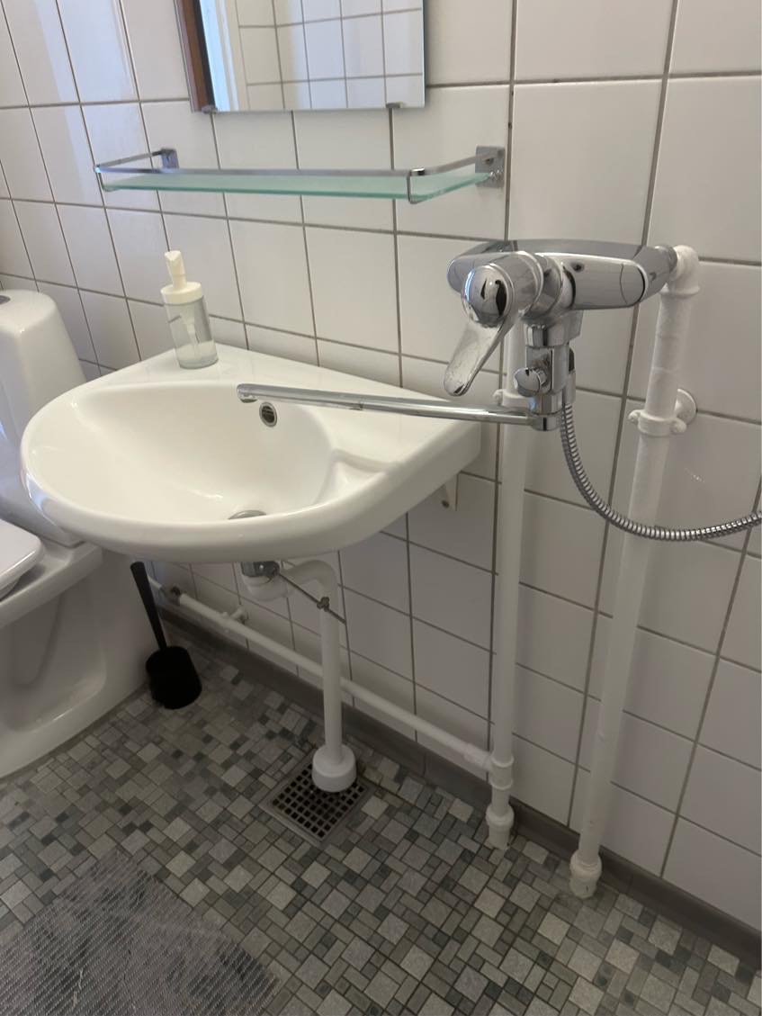 Etablering af nyt håndvaskemøbel med armatur