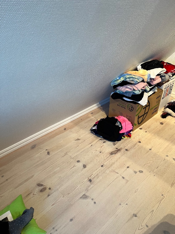 Reol / skab bygges på skrå væg