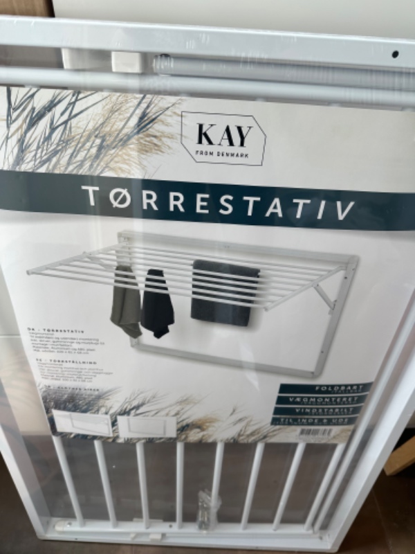 Montering af to væghængte tørrestativet, to bøjleophæng, to toiletrulleholdere og to spejle