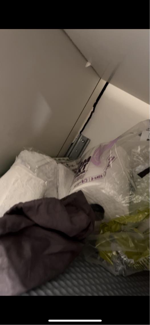 Badeværelsesskab hænger løst fra væg og bordplade