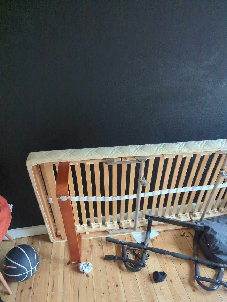 Tømmeloftrum og og køre seng og sofa på lossepladsen