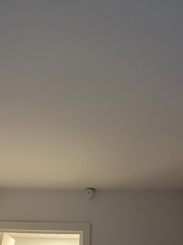 Opsætning af en enkelt loftlampe. Påsætning af 2 greb på skabslåger. Ophæng af whiteboard på væg. Påsætning af liste.