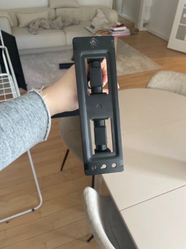 Jeg skal have sat mit tv op, beslaget er monteret på tv’et. Men der skal laves 2 huller med slagbord