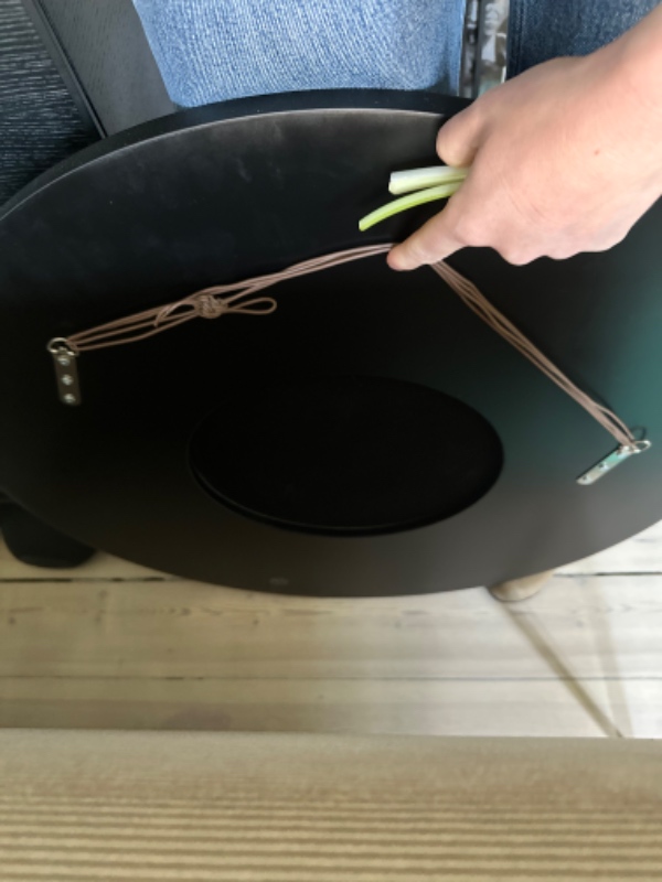 Hjælp til ophæng af to lamper, et spejl og et natbord.