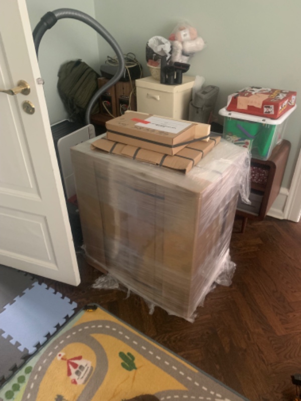 Hængt et vitrineoverskab op i vores køkken.