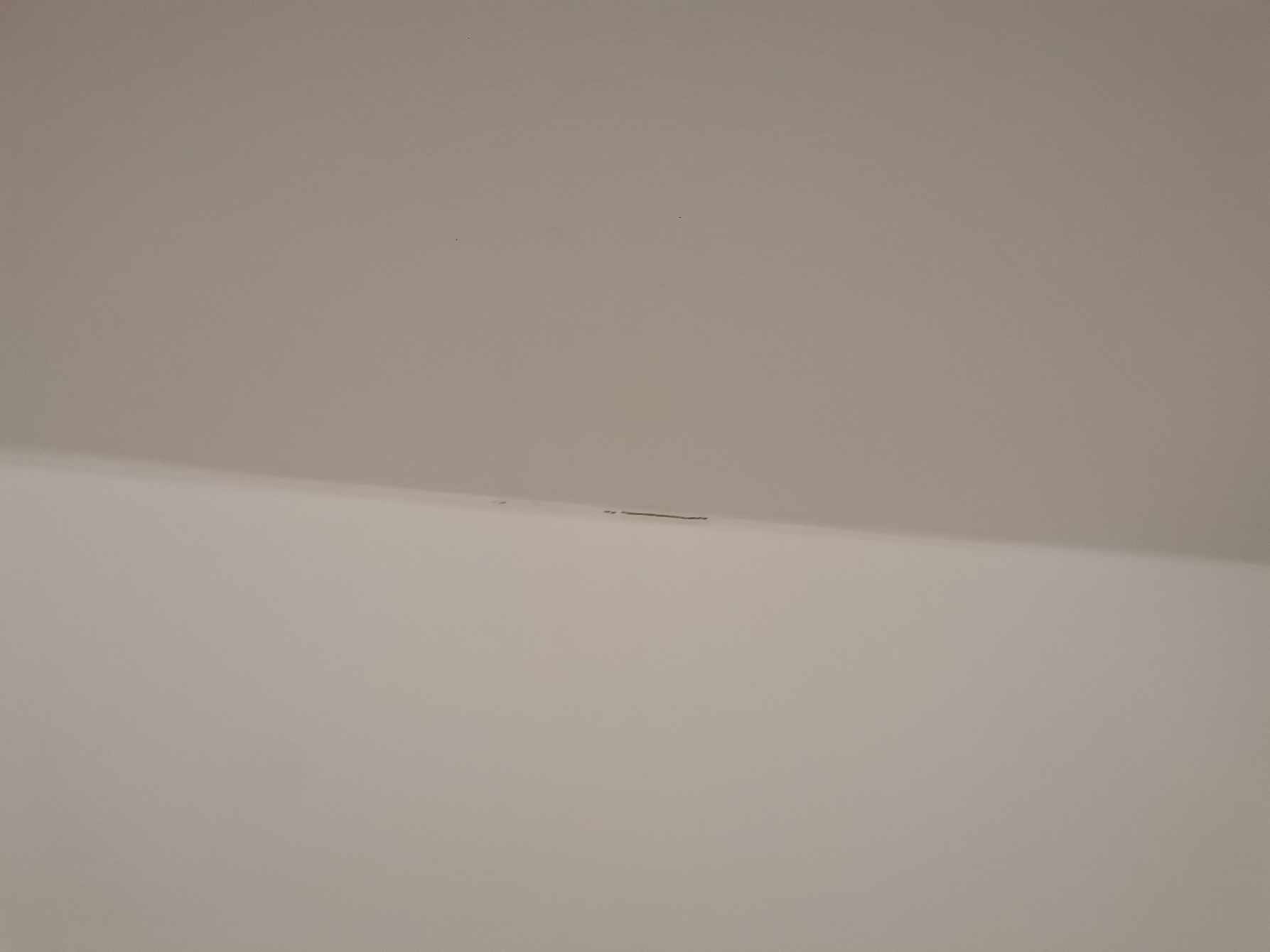 Fjerne gamle fuger ved vægkant og loft kant samt nye flotte og holdbare fuger