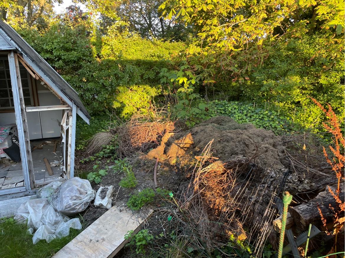 Ryddet baghave (haveaffald, jord, legehus og højt græs) og fjernet affald
