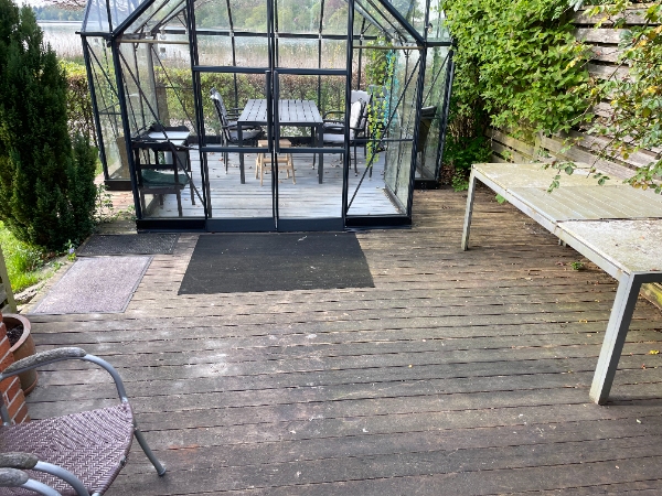 Højtryksrensning af træterrasse