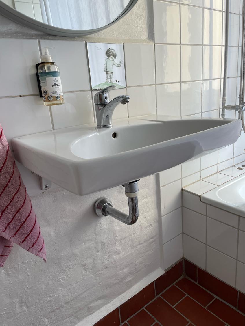 Demontering af vask på badrværelse og montering af ny vask