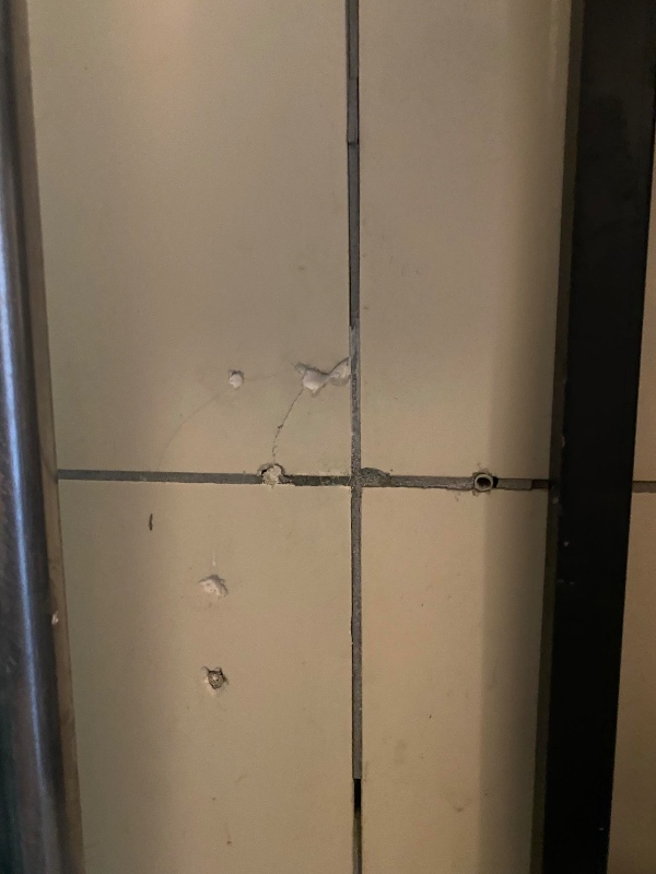 Opfriskning af fliser på badeværelse (fuger, fliser og evt. malearbejde)