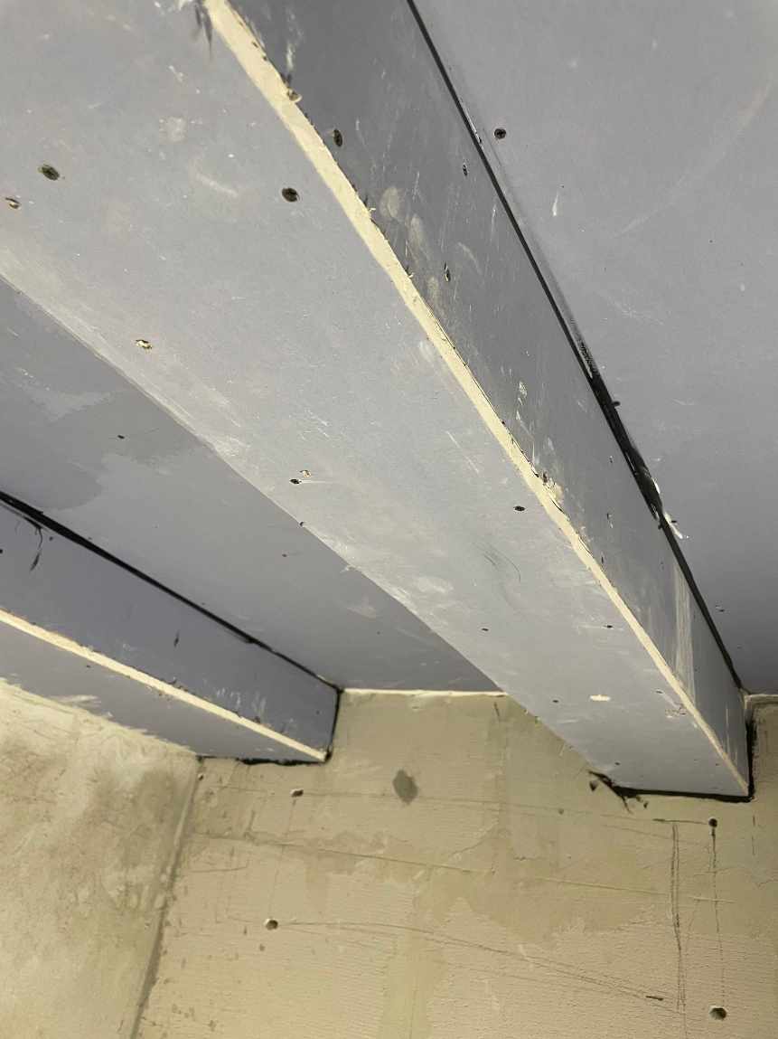 Spartling, væv og maling af væg på badeværelse