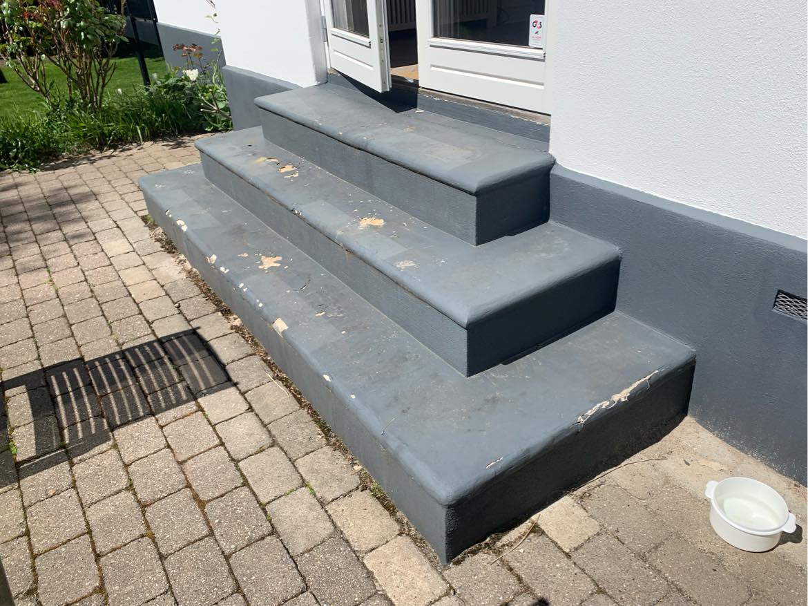Murer og malerarbejde på en terrasse trappe