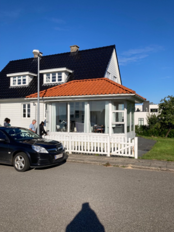 Lavet fundament og muret/bygget op til vinduerne i udhuset