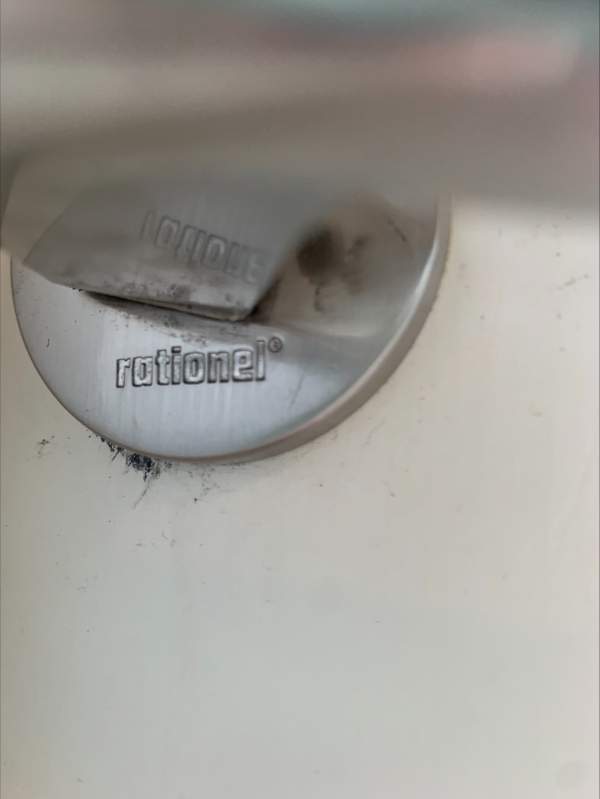 2 dørhåndtag skiftes eller laves. de er løse og falder af.