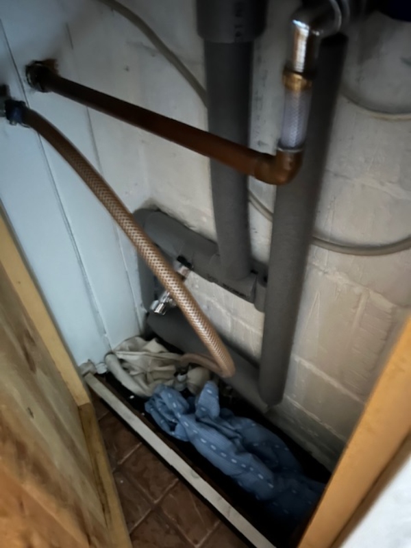 opsætning af badeværelsesmøbel (integreret vask) + træk to nye rør til hhv. vaske- og opvaskemaskine