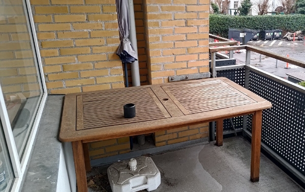 Hasteopgave! Jeg behøver hjælp til at få bortskaffet diverse møbler fra lejlighed på Frederiksberg