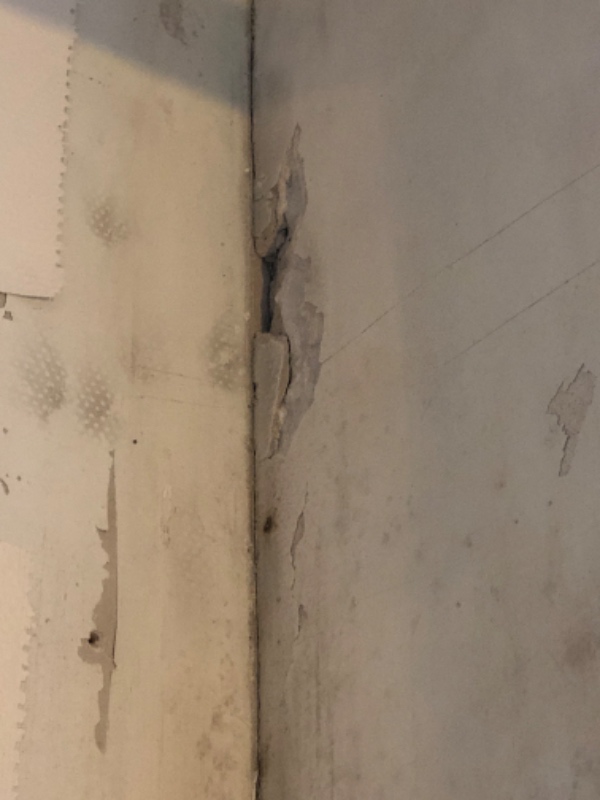 Opsætning af tapet samt fikse huller bagved