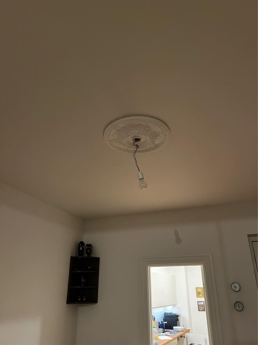 opsætning af 3 lamper i lejlighed. Den ene lampe er i gangen på vægen og så er der 2 lamper i loft.