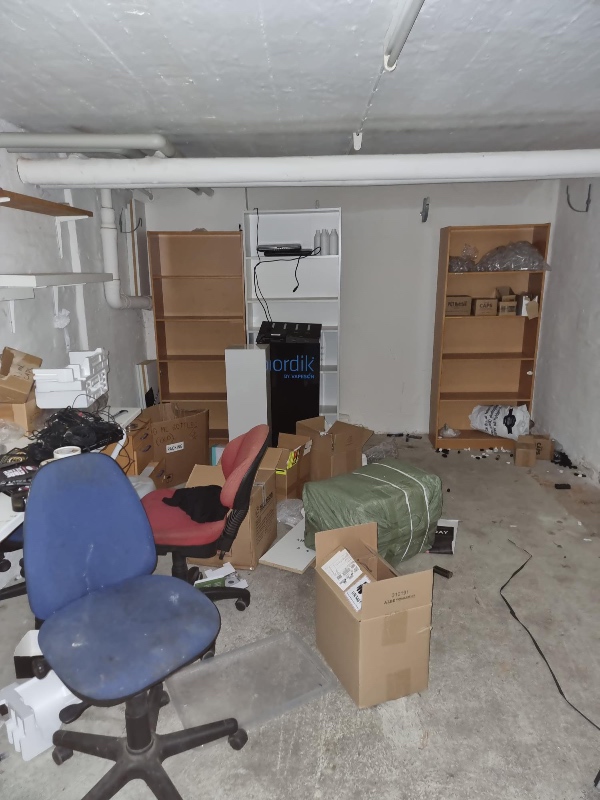 Tømning af butik for inventar og affald