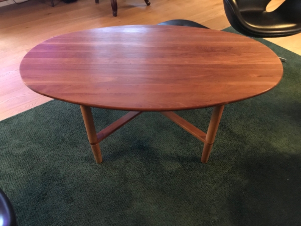 slibning og lakering af slidt ovalt sofabord plade i massiv kirsebærtræ cirkamål 135x80cm