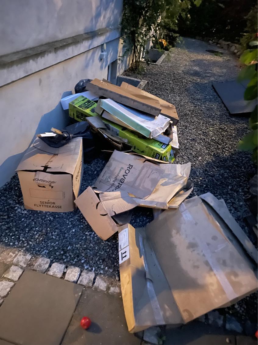 Hjælp til at fjerne en masse pap samt skrald