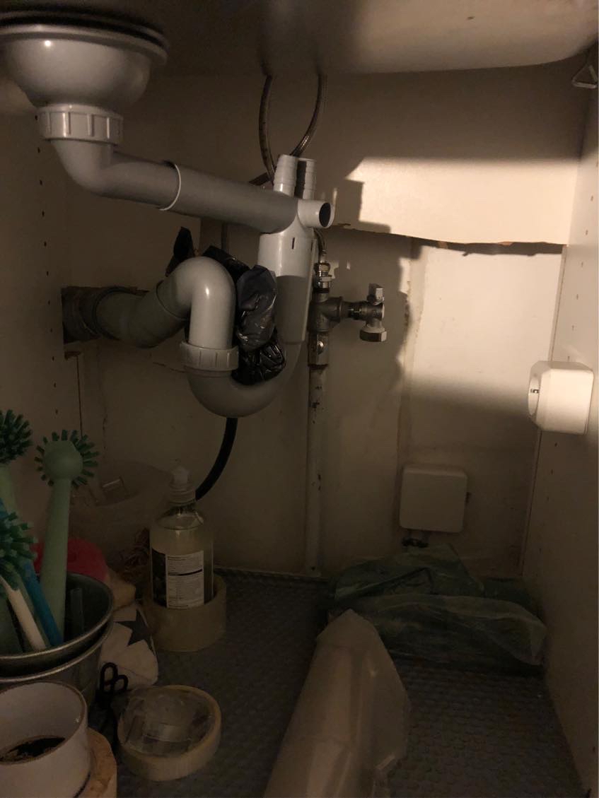 Sat en ny electrolux vaskemaskine til OG sættes oven på en drypbakke. Man skal vide hvordan vandet slukkes🙏🏼