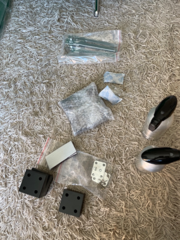 Tager 5 min. Skrue ben på sofa med boremaskine. Det drejer sig om 8 små ben, super lette. Har dog ingen boremaskine selv.