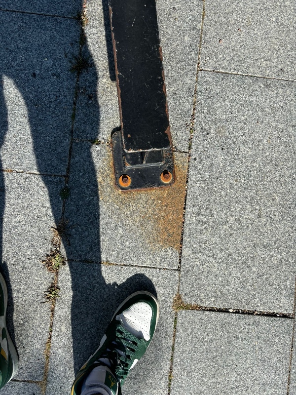 Nedtagning, transport og opsætning af metal stativ til bokse sandsække