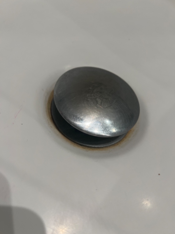 Afløb i badekar slutter ikke til og hætten kan ikke skrues af