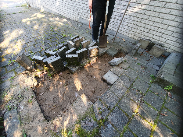 Gen-placering og let nivellering af flisesten