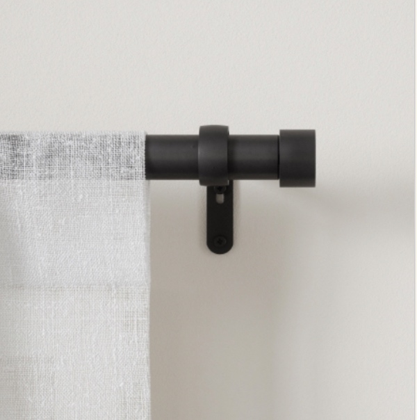 Ophænging af en pendel lampe og en  enkel gardinstang .  Den skal bare monteres på væggene og indstilles i længden.