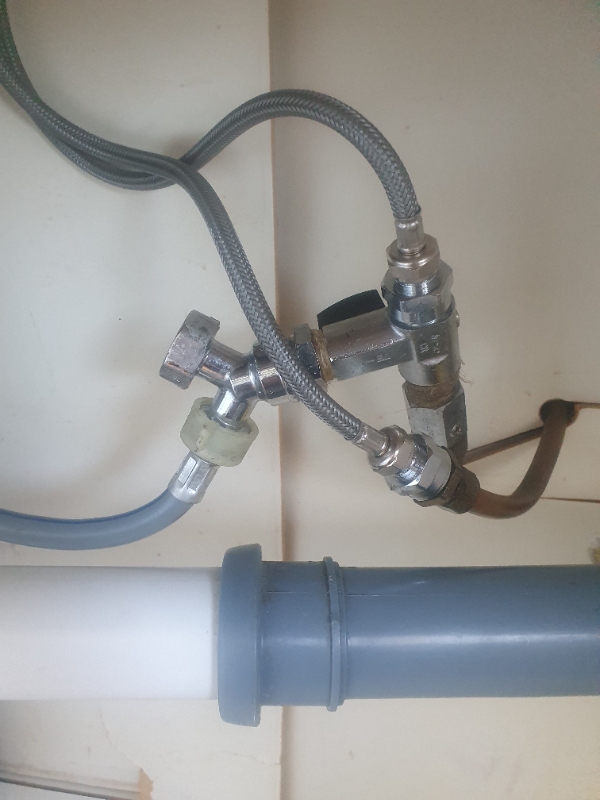 Skift af fordeler til vaskemaskine under køkkenvask