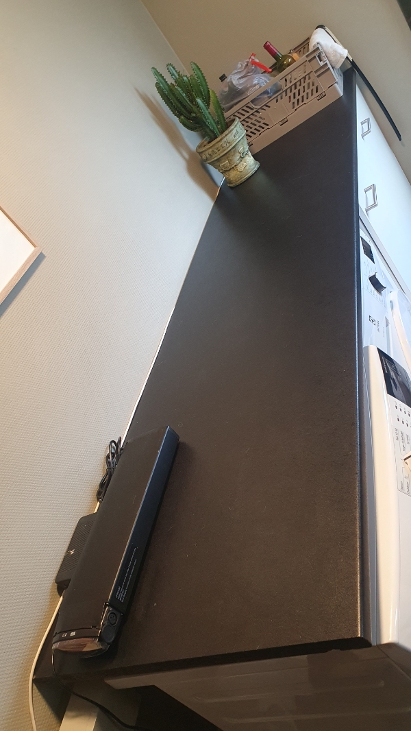 Ophæng ad 5 hylder. Bordplade i bryggers. Udskiftning af tagplade på skur. Udskiftning af ventilator