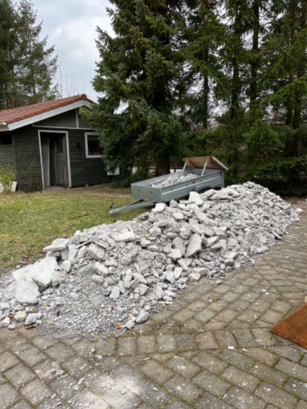 Vi har en bunke beton i haven fra et gulv vi har gravet ud. Det skal køres på genbrugspladsen.