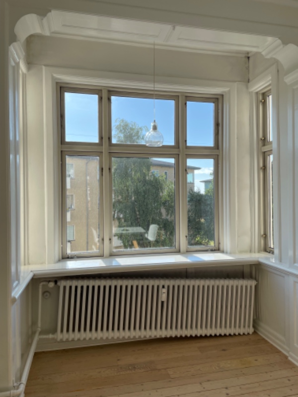 Karnap, hvor radiator har siddet. Isolering, skelet af træ, forstærkning hvor radiator skal ophænges