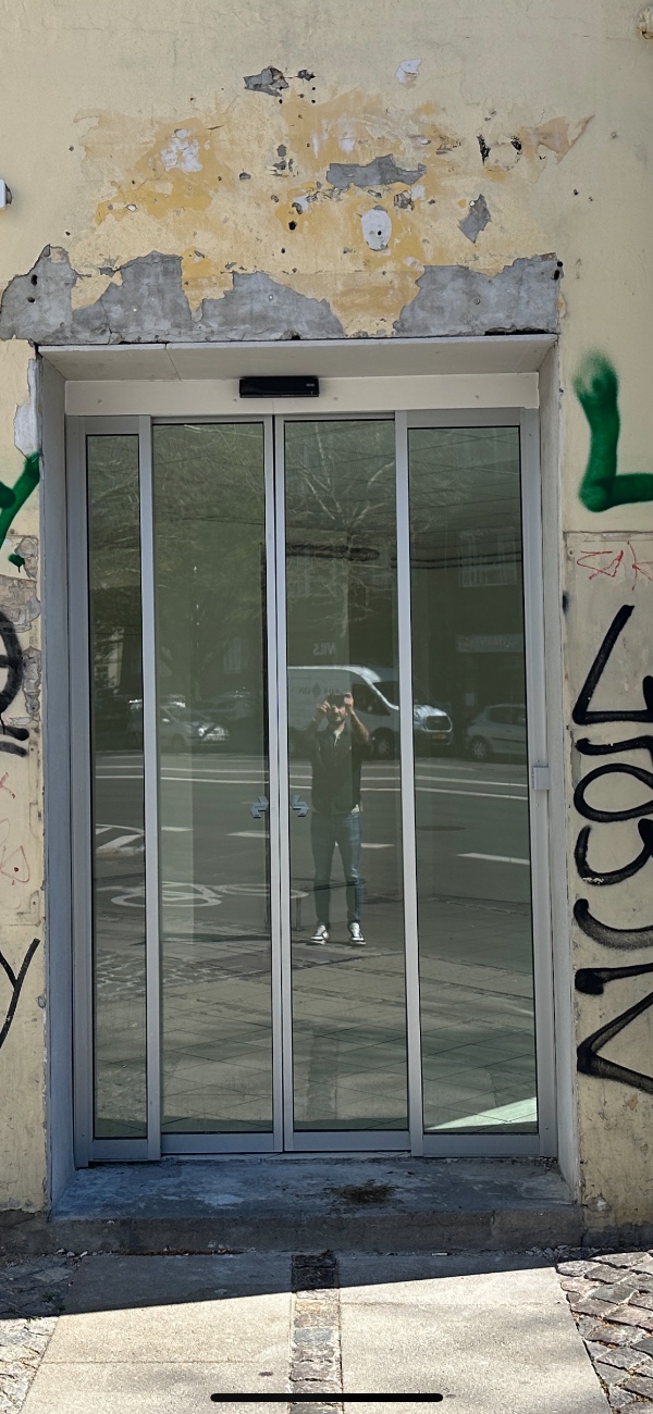 12m2 fliser (10x10cm) i indgang til butik samt butiksdisk der skal beklædes