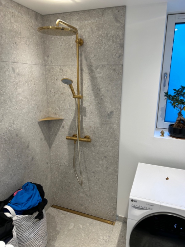 Glasbrusevæg med messingdetaljer