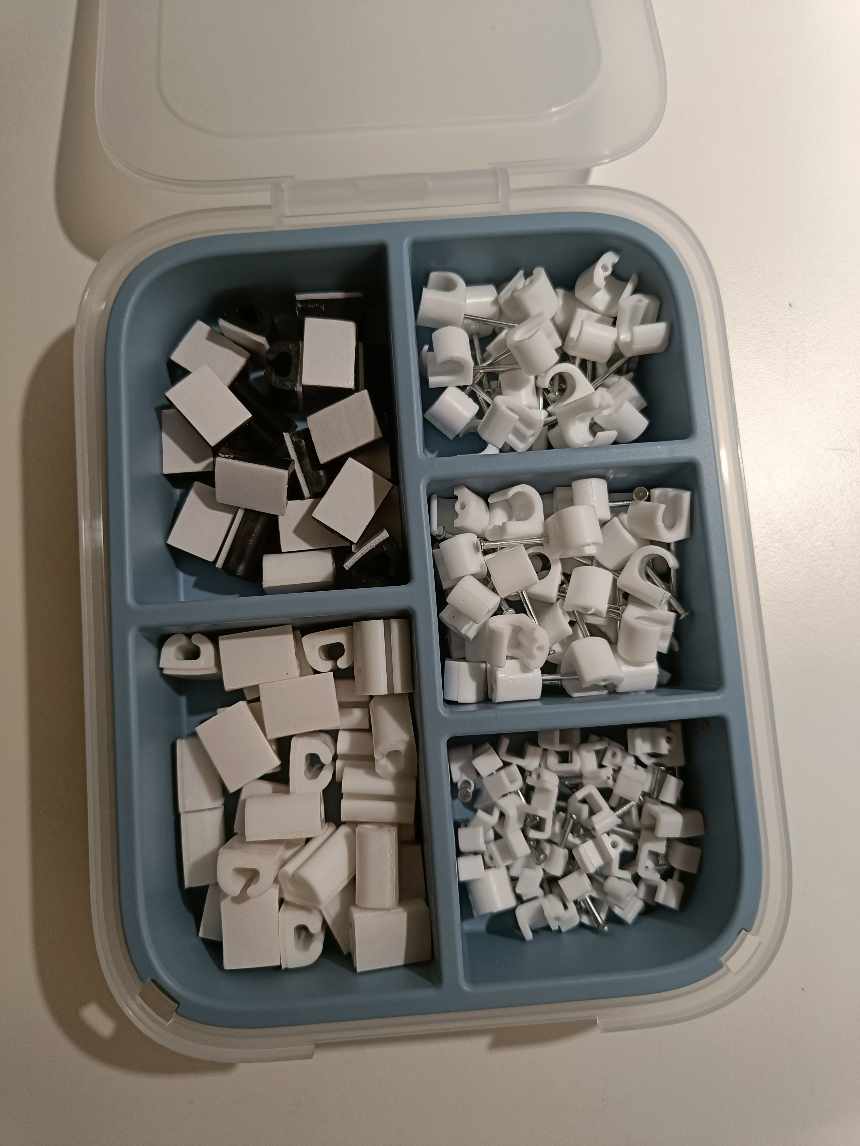 Ophængning af loftlamper x4, en hylde og et spejl