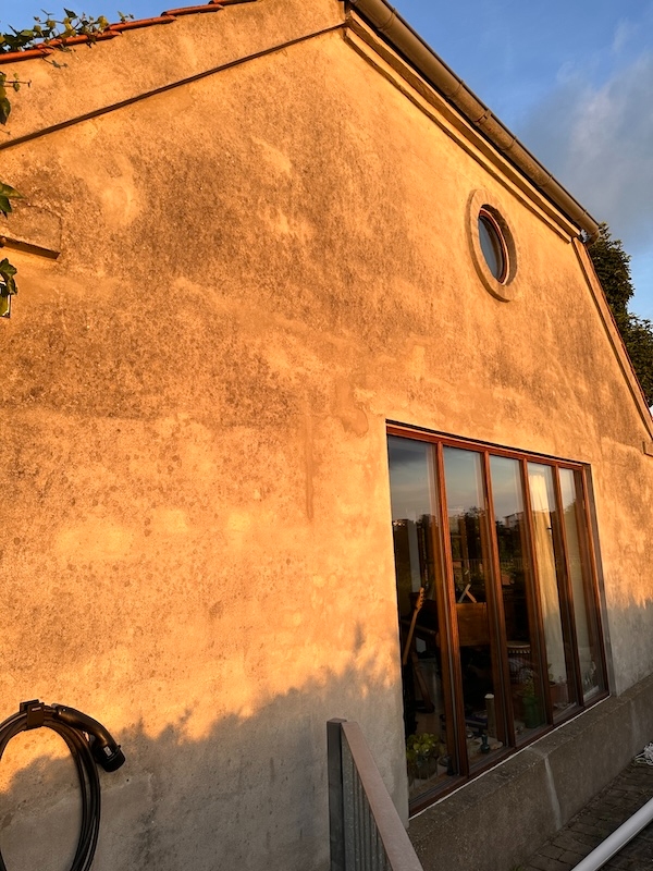 Facade- og sokkelreparation - revner i puds.