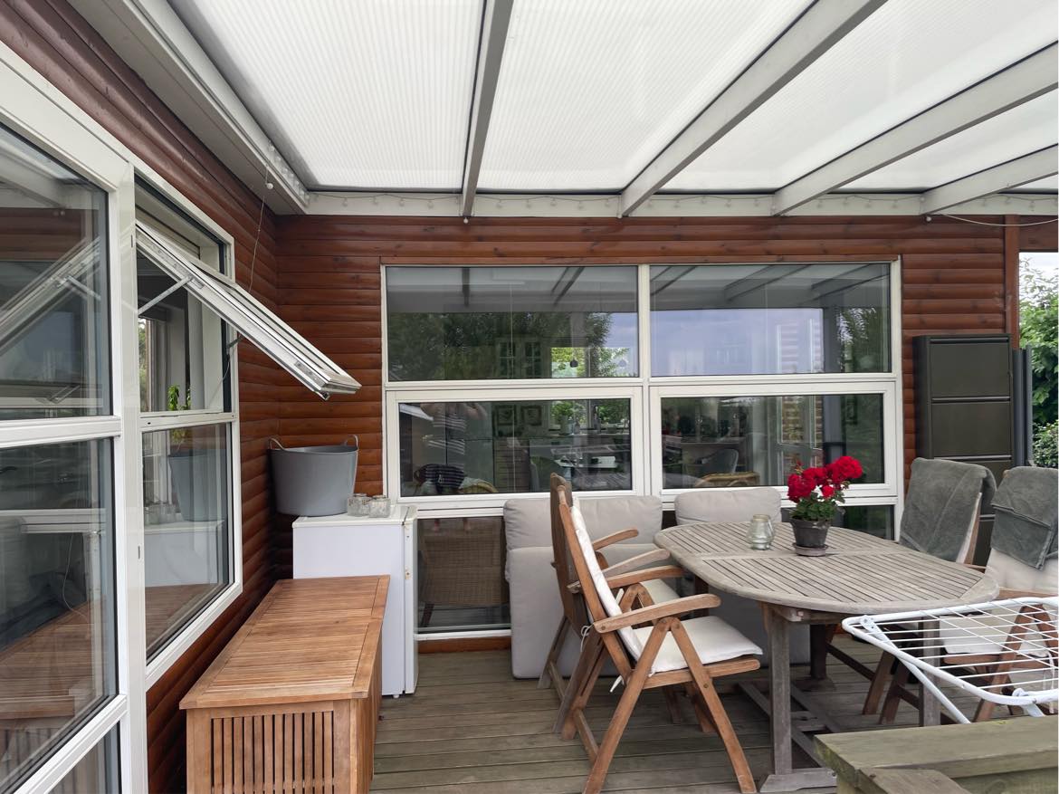 Male lille sommerhus  udvendigt