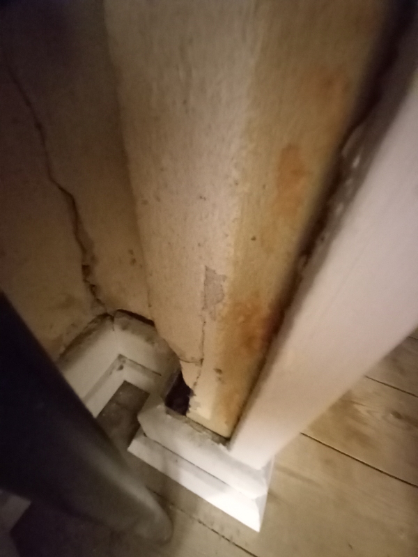 Pudsning og spartels af lille gang