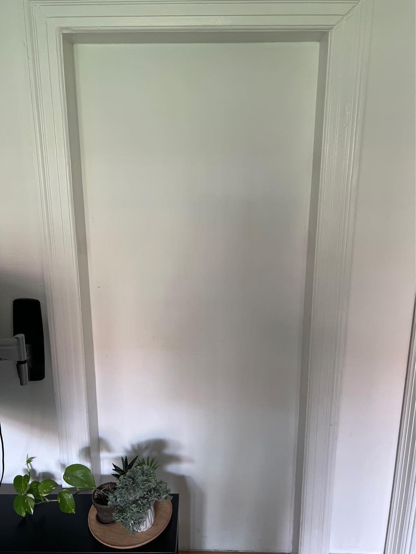 Skåret og revet en gipsvæg i dørkarm ned