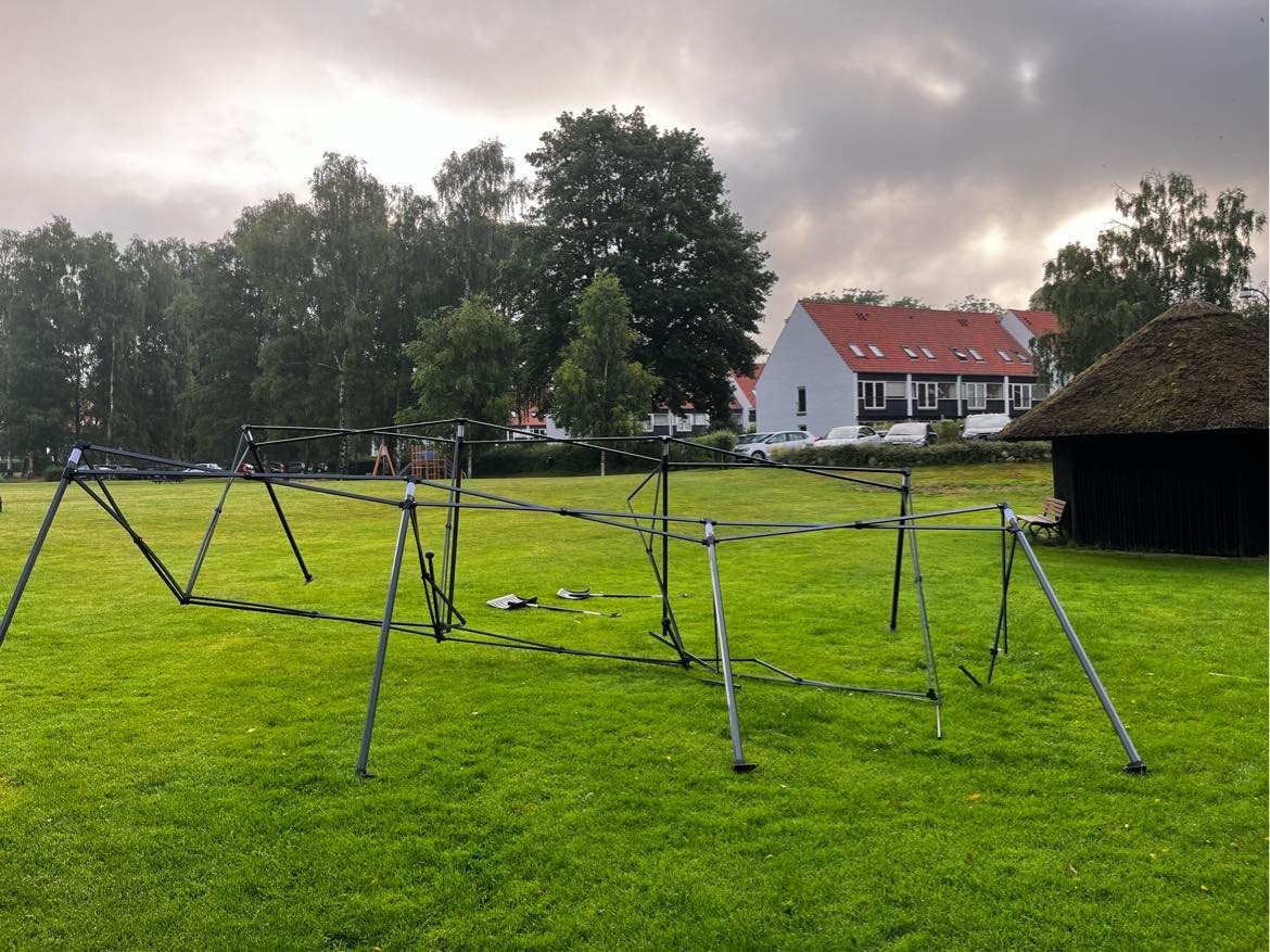 Telt skal afskilles og køre bort.