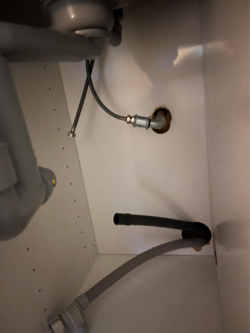 Utæt vandhane og utæt vandrør til vandhane