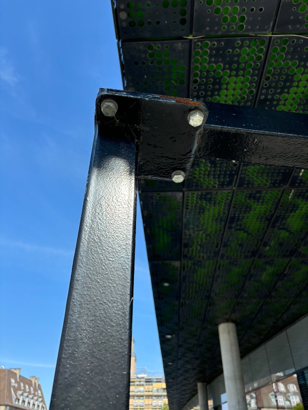 Nedtagning, transport og opsætning af metal stativ til bokse sandsække