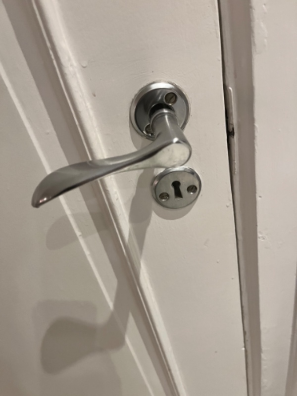 Skifte dørhåndtag i husets døre. Flere sidder løst og giver sig, når man tager i dem.
