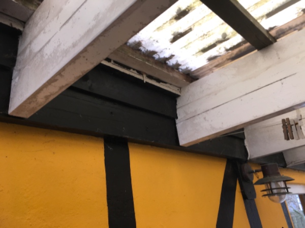 Jeg skal have sat en letmetalsnæse på tagrenden ned til carport taget da der siver vand ned mellem huset og carporten.